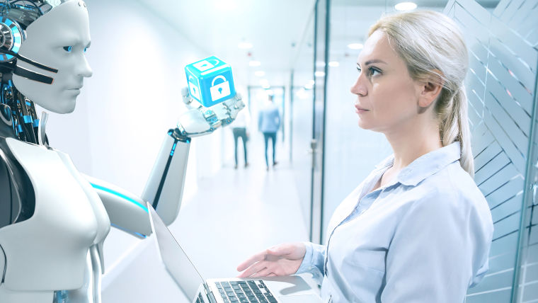 Ein-humanoider-Roboter-erklärt-sich-gegenüber -einer-Geschäftsfrau-die-einen-Laptop-in-der-Hand-hält-und-den-roboter-direkt-ansieht