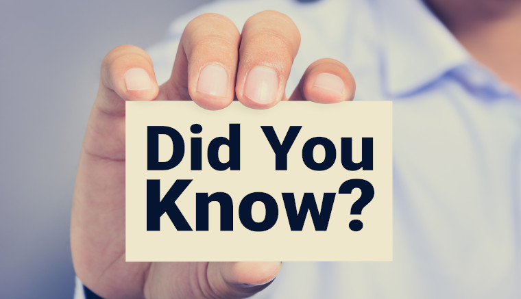 Mann zeigt eine Karte mit der Aufschrift 