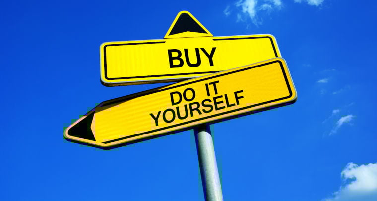 Zwei gelbe Straßenschilder mit Beschriftungen 